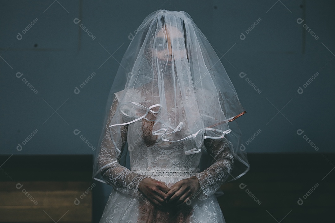 O retrato da mulher asiática compõe a morte da noiva fantasma e o sangue, o horror é a cena de terror assustador da escuridão para o fundo, conceito do festival de Halloween.