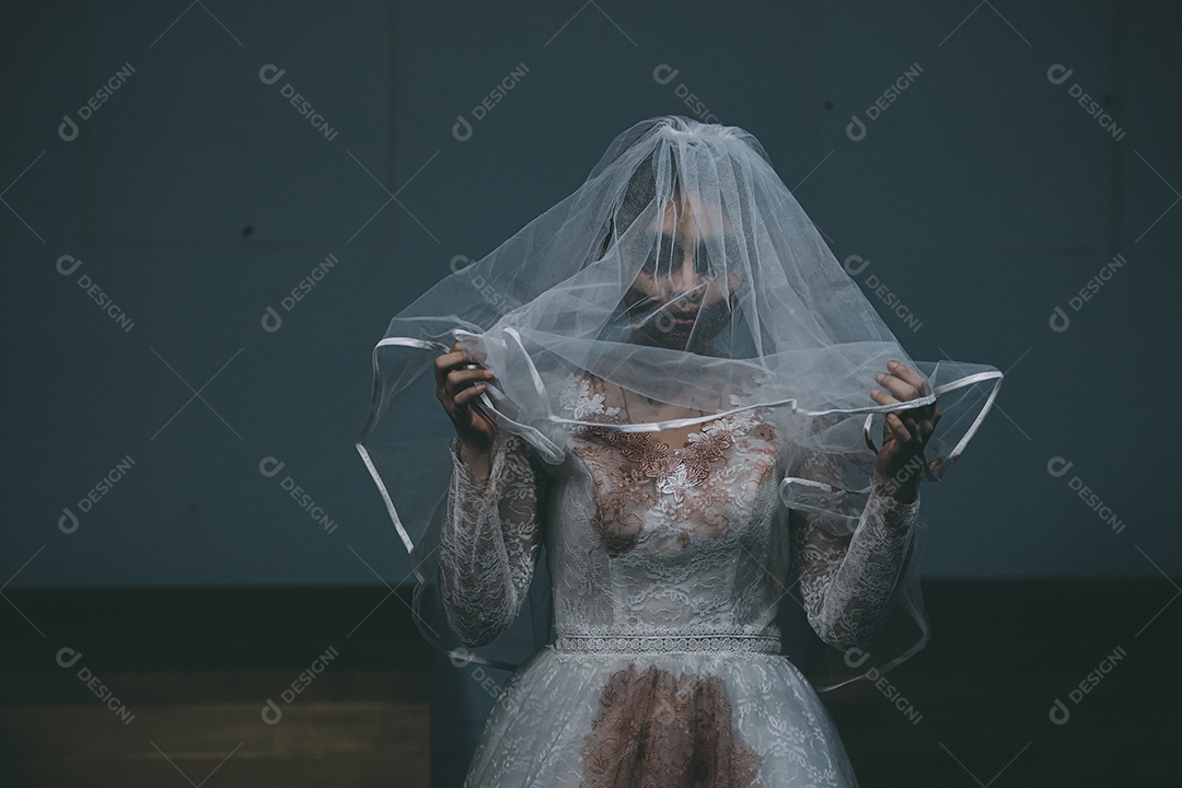 O retrato da mulher asiática compõe a morte da noiva fantasma e o sangue, o horror é a cena de terror assustador da escuridão para o fundo, conceito do festival de Halloween.