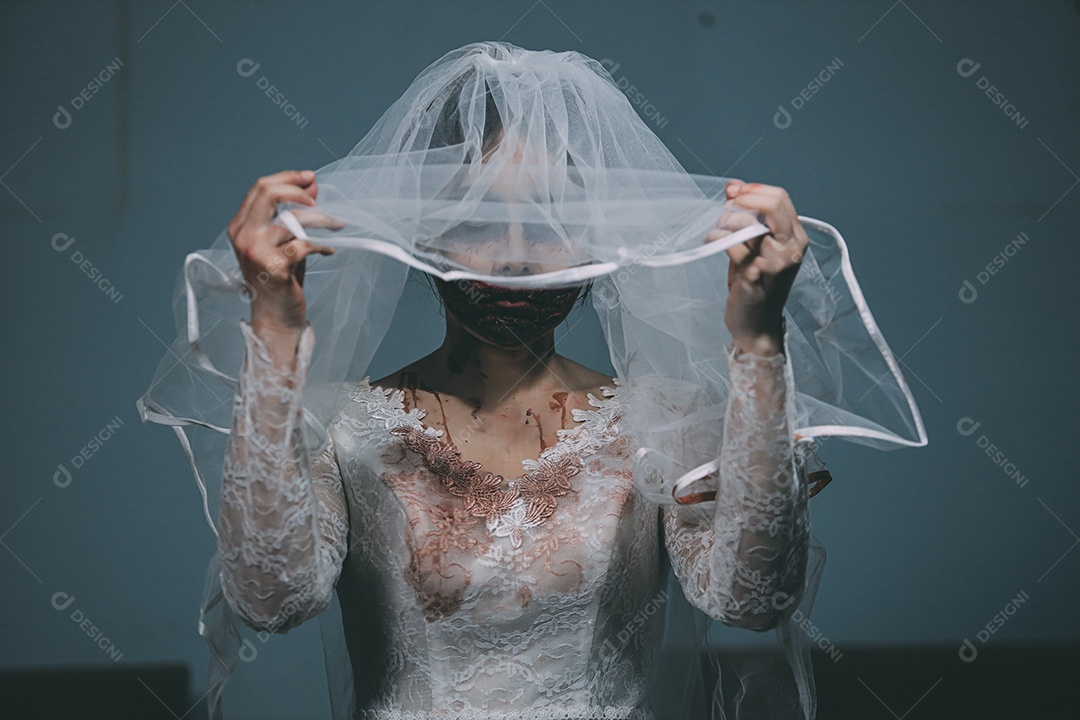 O retrato da mulher asiática compõe a morte da noiva fantasma e o sangue, o horror é a cena de terror assustador da escuridão para o fundo, conceito do festival de Halloween.