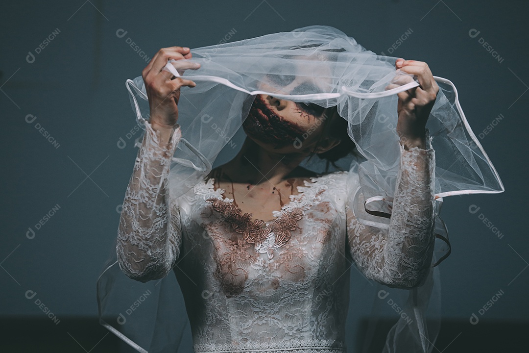 O retrato da mulher asiática compõe a morte da noiva fantasma e o sangue, o horror é a cena de terror assustador da escuridão para o fundo, conceito do festival de Halloween.