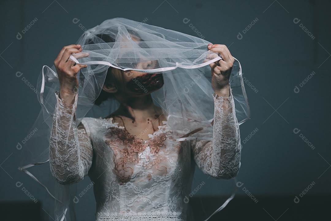 O retrato da mulher asiática compõe a morte da noiva fantasma e o sangue, o horror é a cena de terror assustador da escuridão para o fundo, conceito do festival de Halloween.