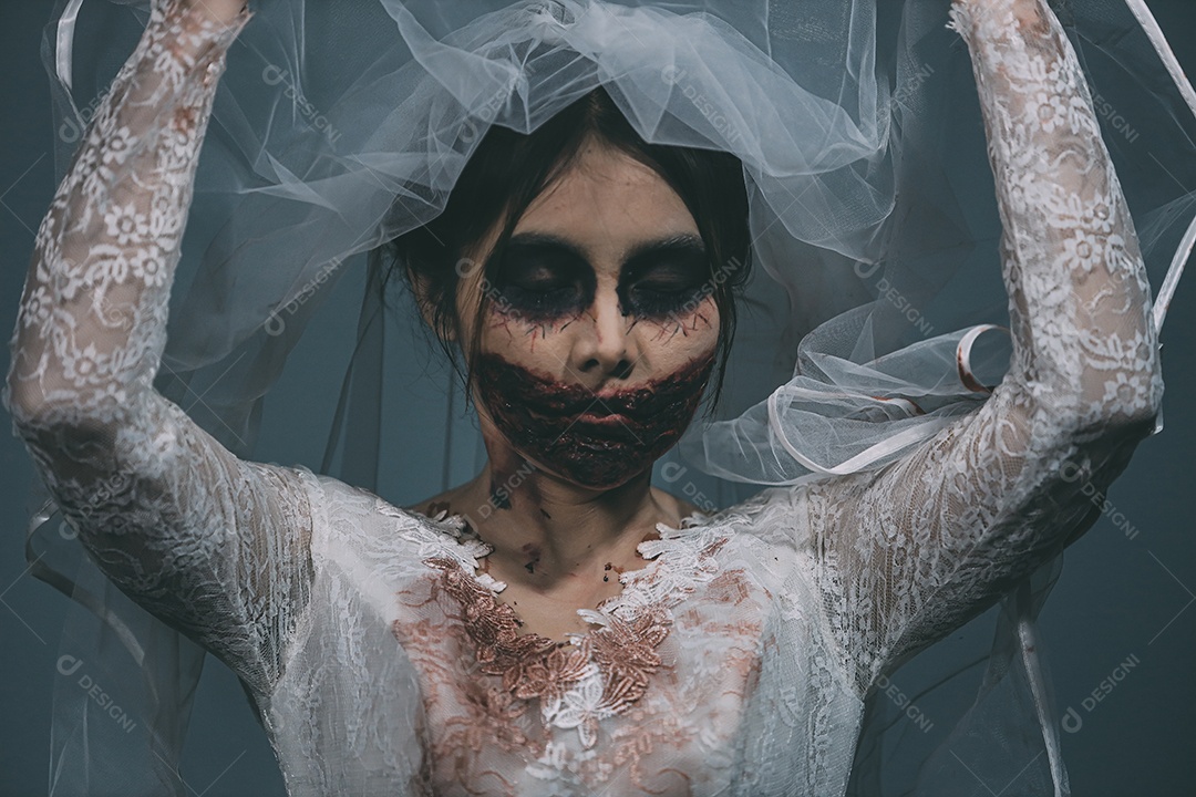 O retrato da mulher asiática compõe a morte da noiva fantasma e o sangue, o horror é a cena de terror assustador da escuridão para o fundo, conceito do festival de Halloween.