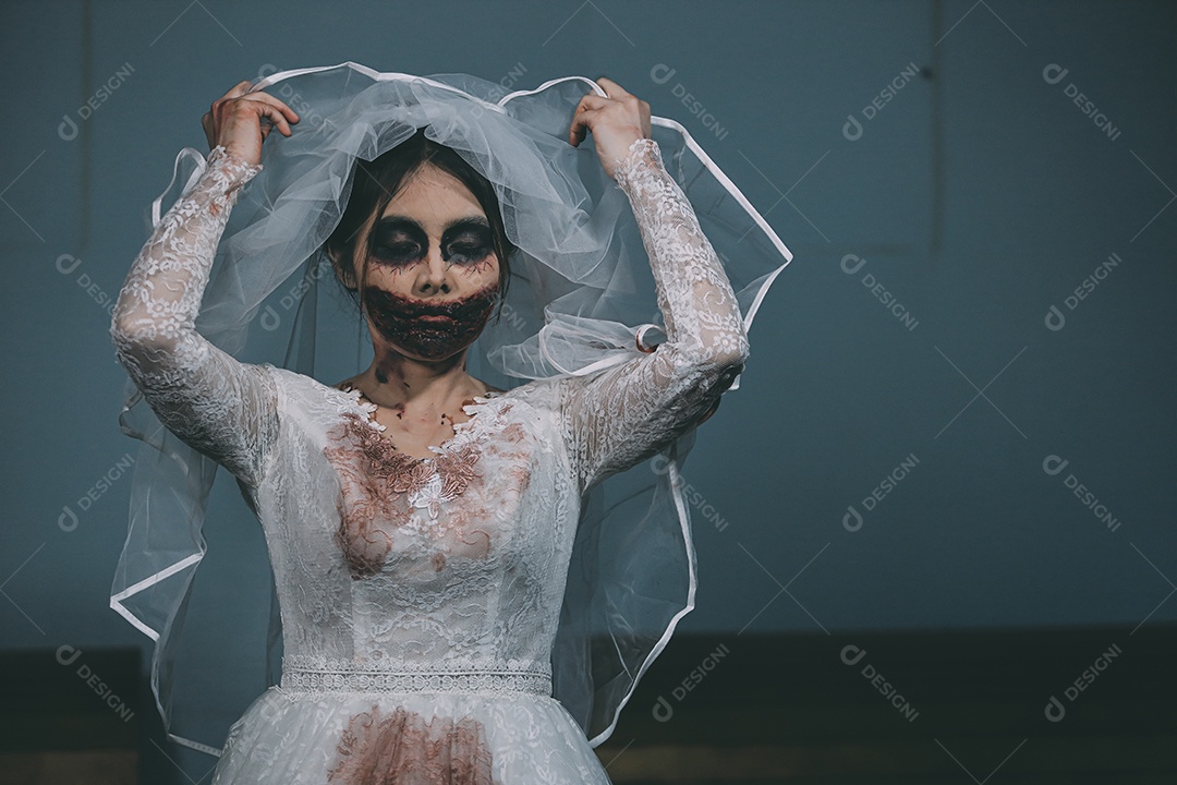 O retrato da mulher asiática compõe a morte da noiva fantasma e o sangue, o horror é a cena de terror assustador da escuridão para o fundo, conceito do festival de Halloween.