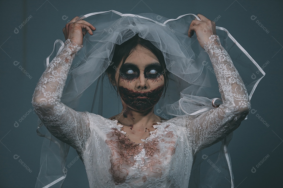 O retrato da mulher asiática compõe a morte da noiva fantasma e o sangue, o horror é a cena de terror assustador da escuridão para o fundo, conceito do festival de Halloween.