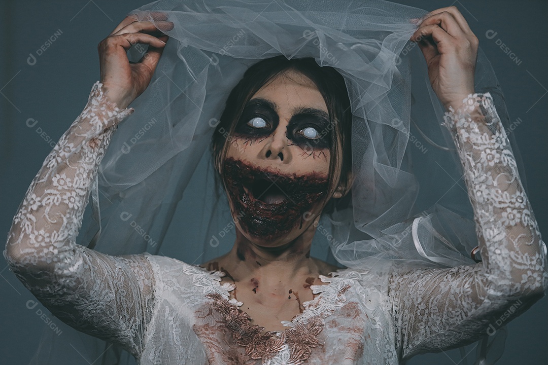 O retrato da mulher asiática compõe a morte da noiva fantasma e o sangue, o horror é a cena de terror assustador da escuridão para o fundo, conceito do festival de Halloween.