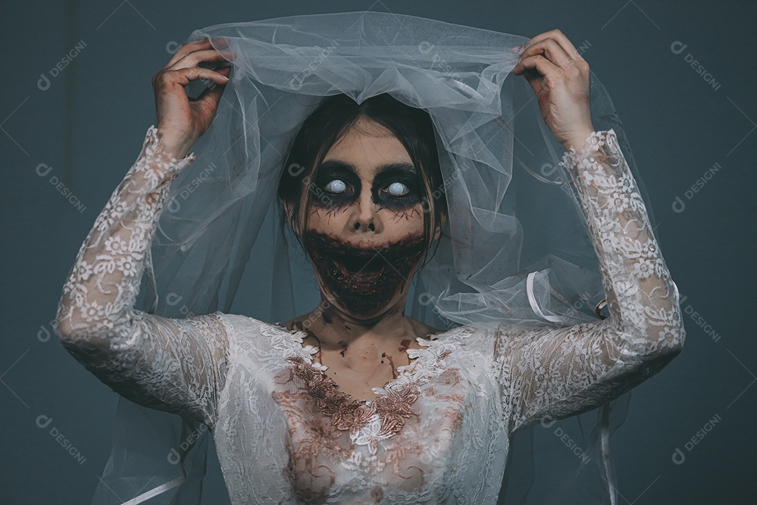 O retrato da mulher asiática compõe a morte da noiva fantasma e o sangue, o horror é a cena de terror assustador da escuridão para o fundo, conceito do festival de Halloween.