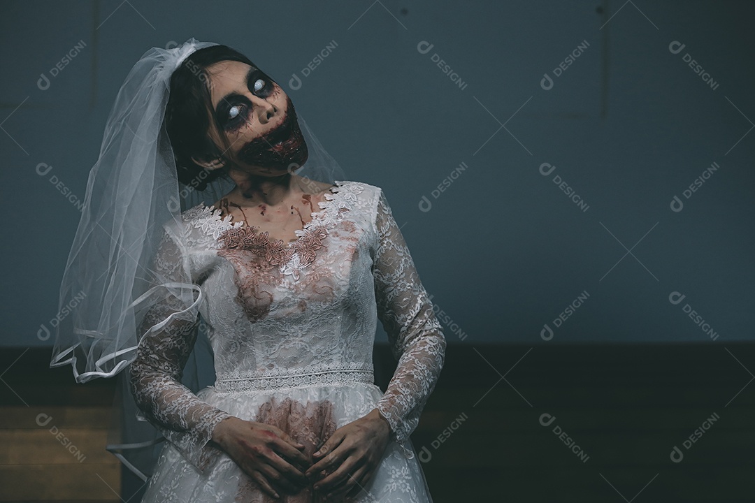 O retrato da mulher asiática compõe a morte da noiva fantasma e o sangue, o horror é a cena de terror assustador da escuridão para o fundo, conceito do festival de Halloween.