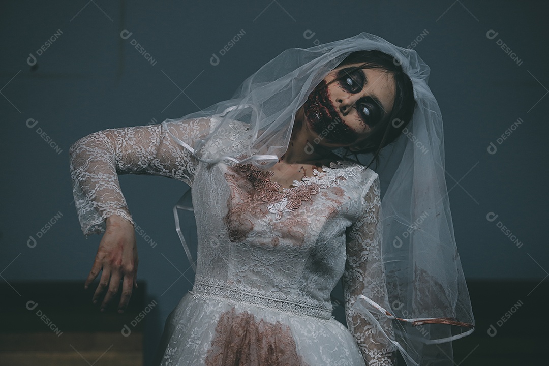 O retrato da mulher asiática compõe a morte da noiva fantasma e o sangue, o horror é a cena de terror assustador da escuridão para o fundo, conceito do festival de Halloween.