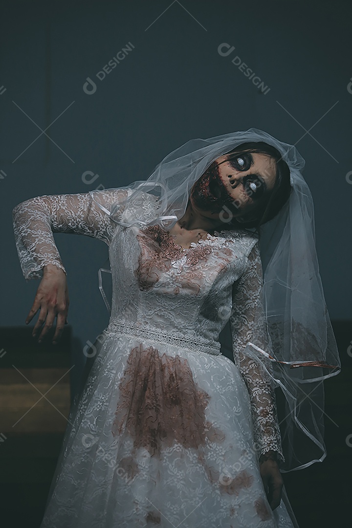 O retrato da mulher asiática compõe a morte da noiva fantasma e o sangue, o horror é a cena de terror assustador da escuridão para o fundo, conceito do festival de Halloween.