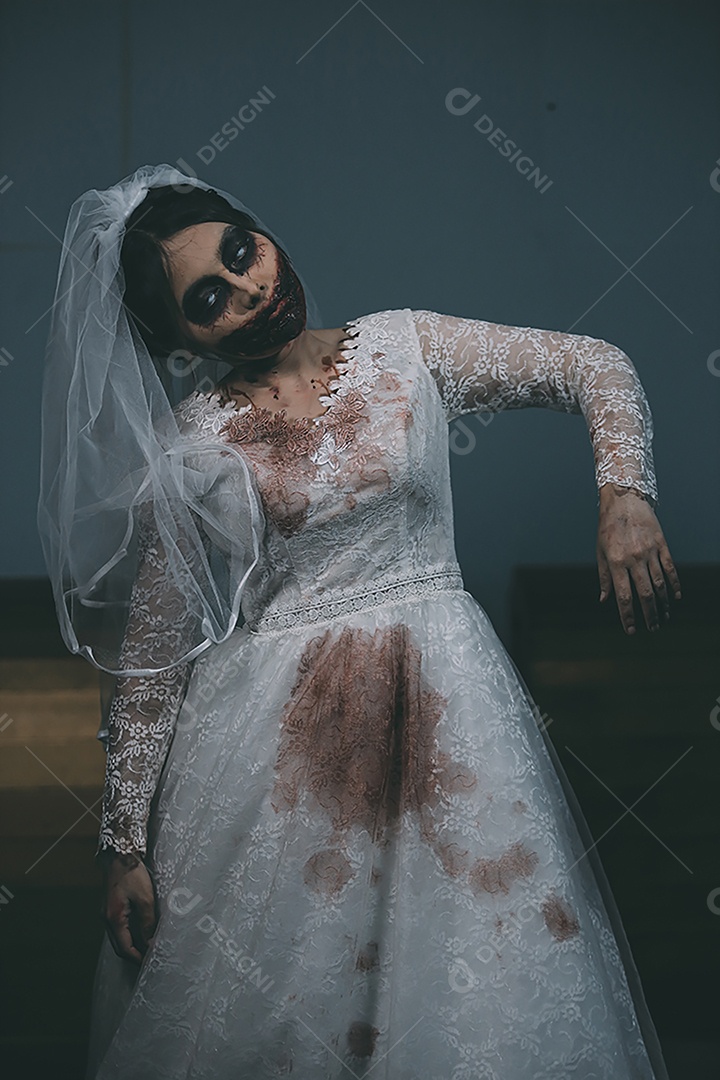 O retrato da mulher asiática compõe a morte da noiva fantasma e o sangue, o horror é a cena de terror assustador da escuridão para o fundo, conceito do festival de Halloween.