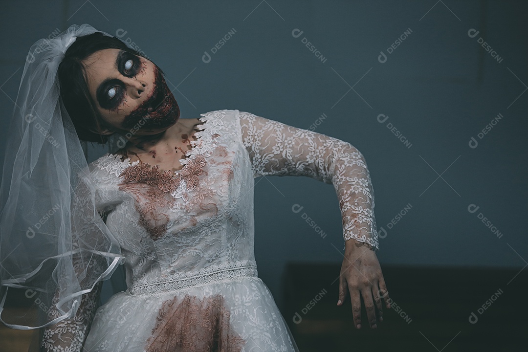 O retrato da mulher asiática compõe a morte da noiva fantasma e o sangue, o horror é a cena de terror assustador da escuridão para o fundo, conceito do festival de Halloween.
