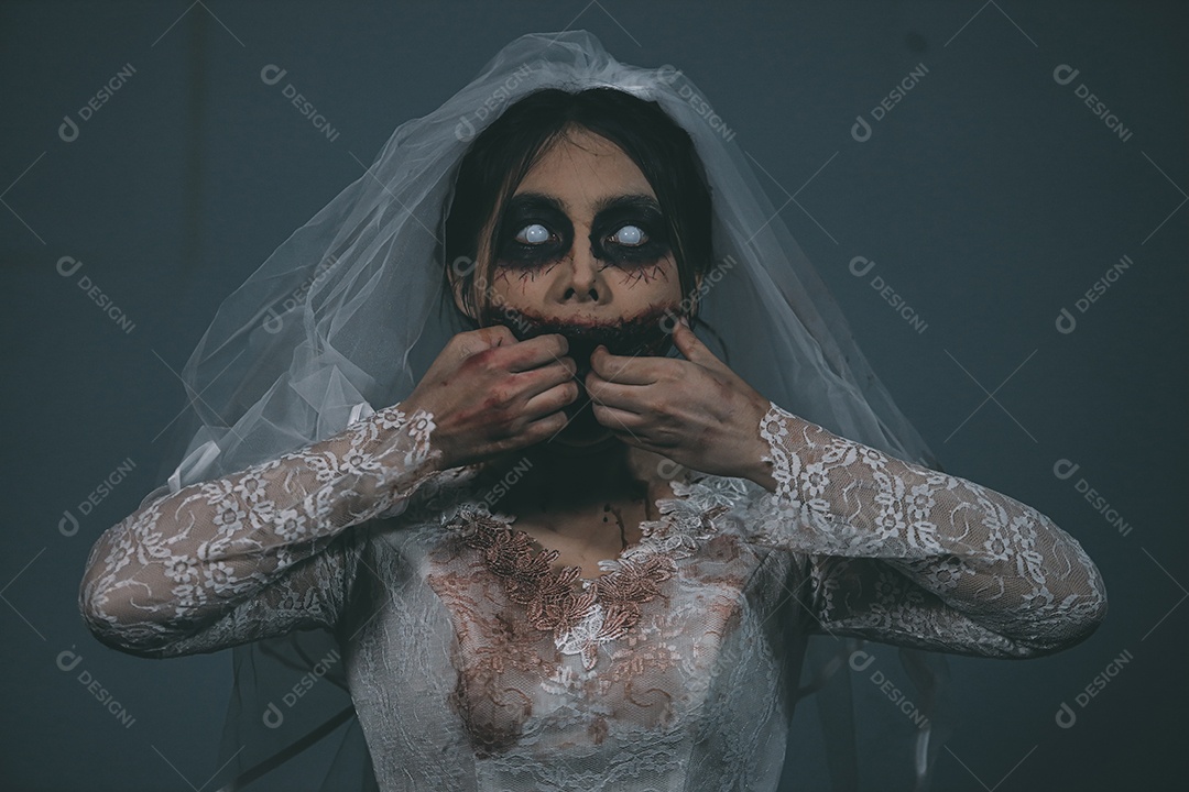 O retrato da mulher asiática compõe a morte da noiva fantasma e o sangue, o horror é a cena de terror assustador da escuridão para o fundo, conceito do festival de Halloween.