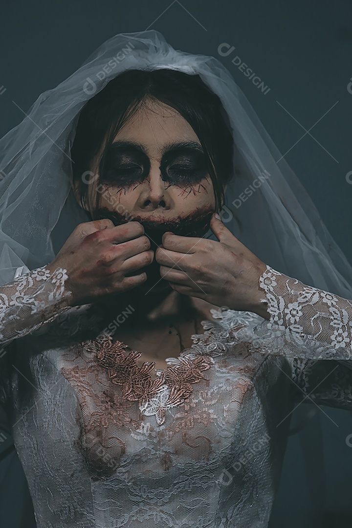 O retrato da mulher asiática compõe a morte da noiva fantasma e o sangue, o horror é a cena de terror assustador da escuridão para o fundo, conceito do festival de Halloween.