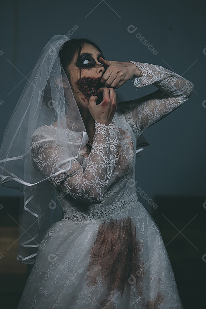 O retrato da mulher asiática compõe a morte da noiva fantasma e o sangue, o horror é a cena de terror assustador da escuridão para o fundo, conceito do festival de Halloween.