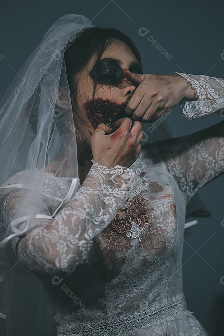 O retrato da mulher asiática compõe a morte da noiva fantasma e o sangue, o horror é a cena de terror assustador da escuridão para o fundo, conceito do festival de Halloween.
