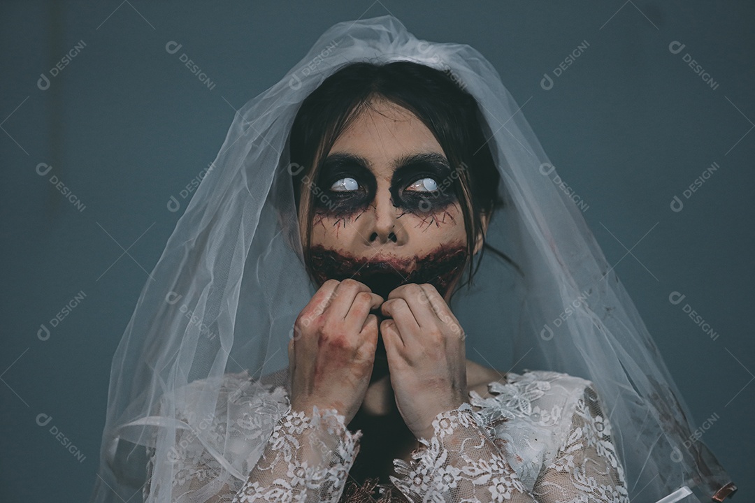 O retrato da mulher asiática compõe a morte da noiva fantasma e o sangue, o horror é a cena de terror assustador da escuridão para o fundo, conceito do festival de Halloween.