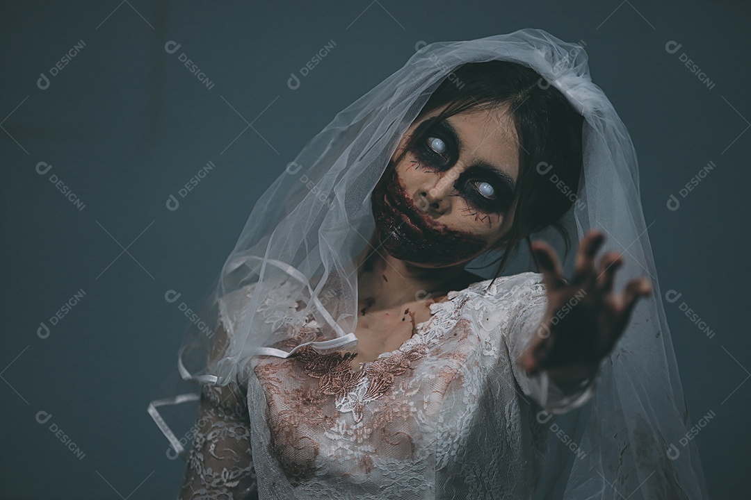 O retrato da mulher asiática compõe a morte da noiva fantasma e o sangue, o horror é a cena de terror assustador da escuridão para o fundo, conceito do festival de Halloween.