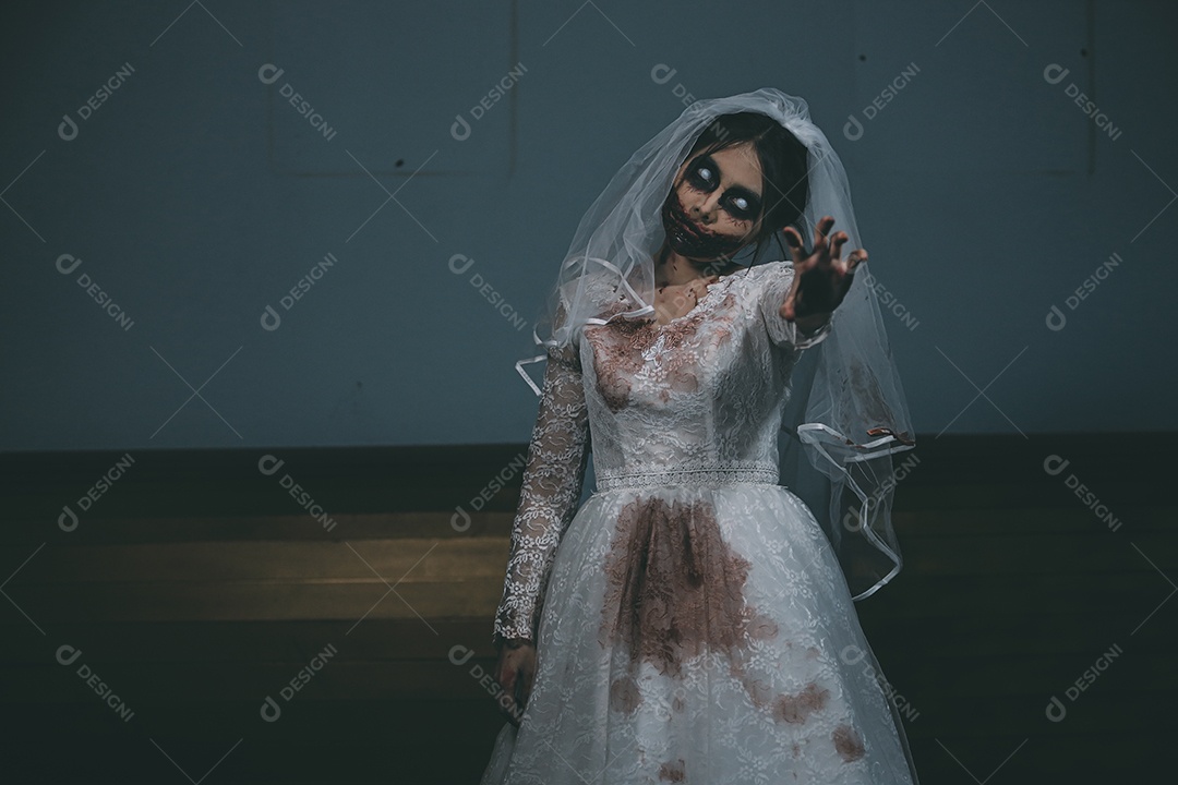 O retrato da mulher asiática compõe a morte da noiva fantasma e o sangue, o horror é a cena de terror assustador da escuridão para o fundo, conceito do festival de Halloween.