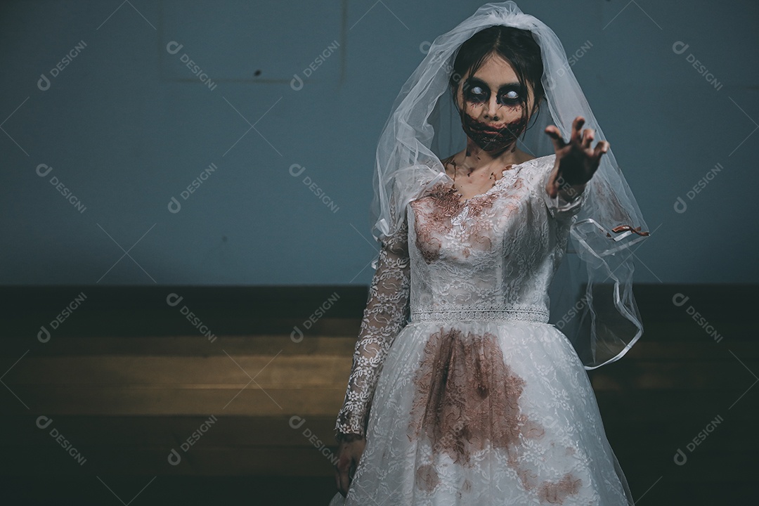 O retrato da mulher asiática compõe a morte da noiva fantasma e o sangue, o horror é a cena de terror assustador da escuridão para o fundo, conceito do festival de Halloween.