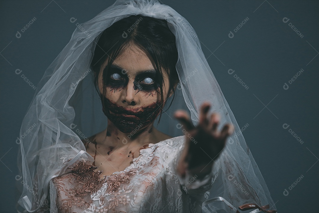 O retrato da mulher asiática compõe a morte da noiva fantasma e o sangue, o horror é a cena de terror assustador da escuridão para o fundo, conceito do festival de Halloween.