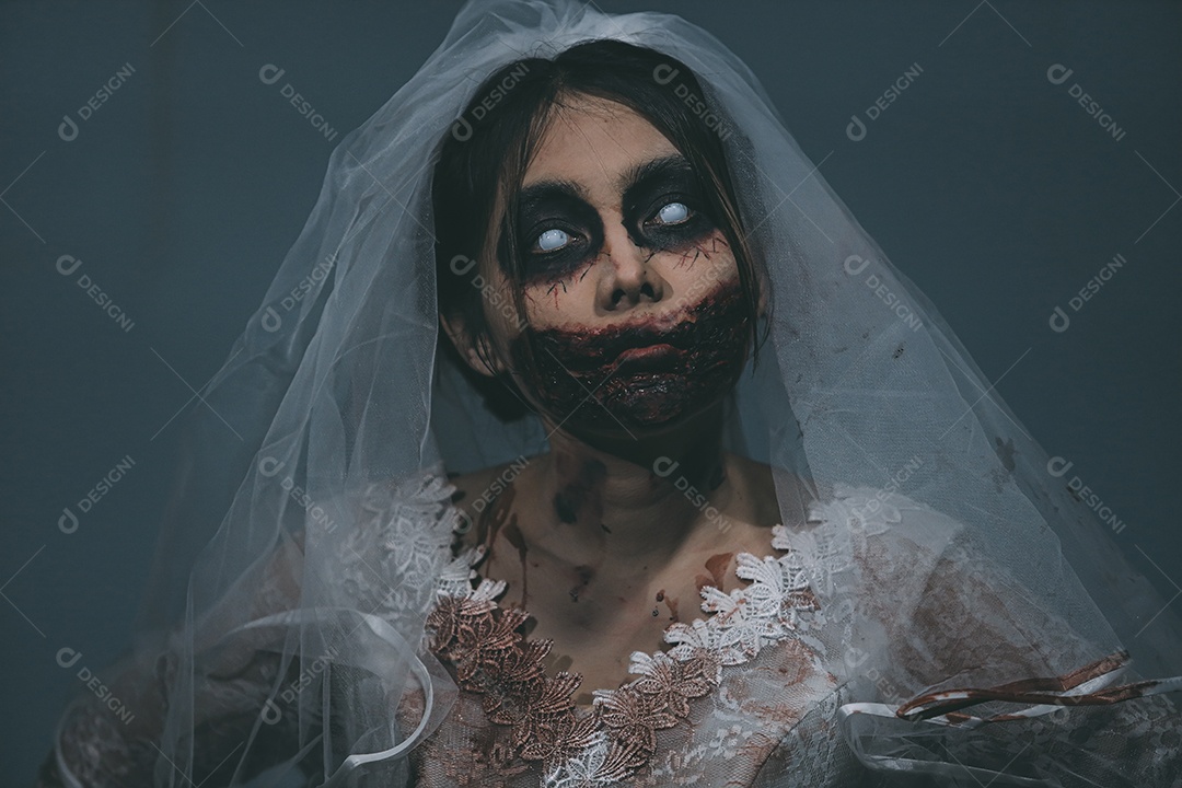 O retrato da mulher asiática compõe a morte da noiva fantasma e o sangue, o horror é a cena de terror assustador da escuridão para o fundo, conceito do festival de Halloween.
