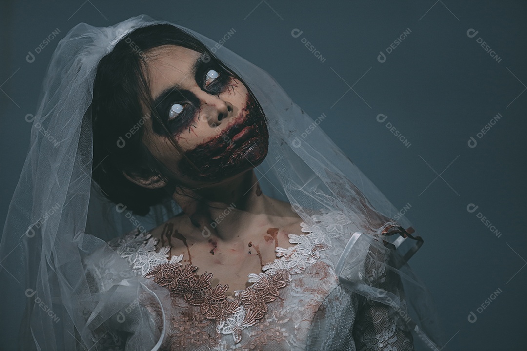 O retrato da mulher asiática compõe a morte da noiva fantasma e o sangue, o horror é a cena de terror assustador da escuridão para o fundo, conceito do festival de Halloween.