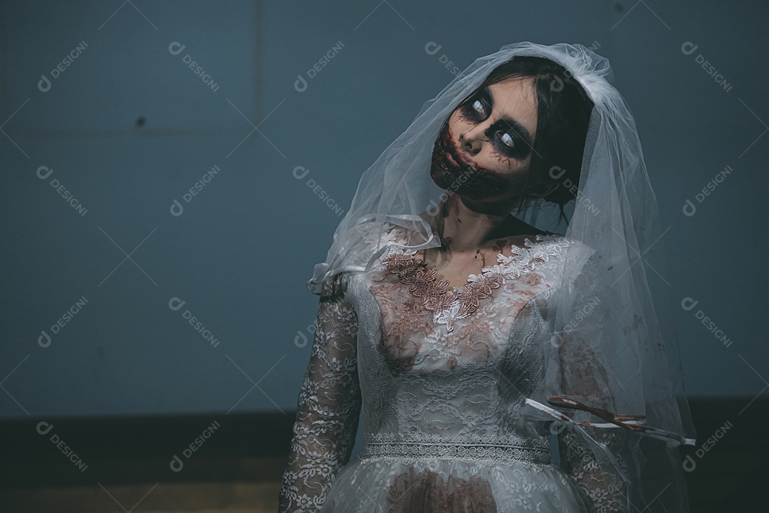 O retrato da mulher asiática compõe a morte da noiva fantasma e o sangue, o horror é a cena de terror assustador da escuridão para o fundo, conceito do festival de Halloween.