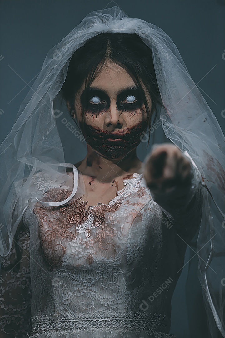 O retrato da mulher asiática compõe a morte da noiva fantasma e o sangue, o horror é a cena de terror assustador da escuridão para o fundo, conceito do festival de Halloween.