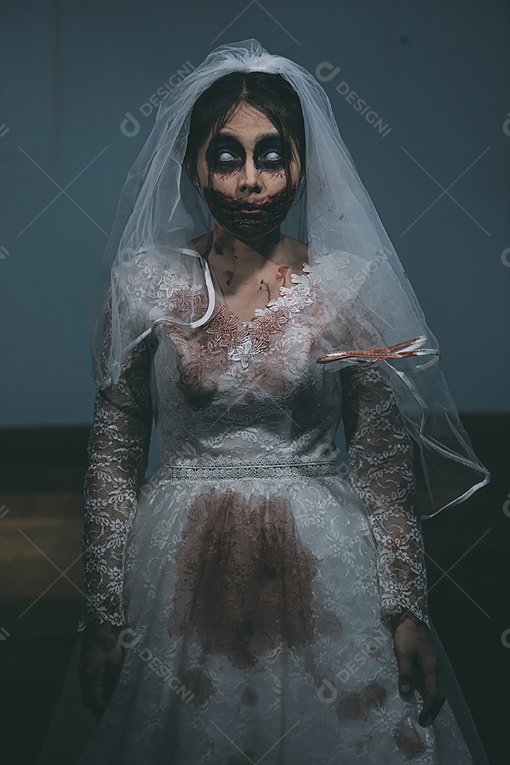 O retrato da mulher asiática compõe a morte da noiva fantasma e o sangue, o horror é a cena de terror assustador da escuridão para o fundo, conceito do festival de Halloween.
