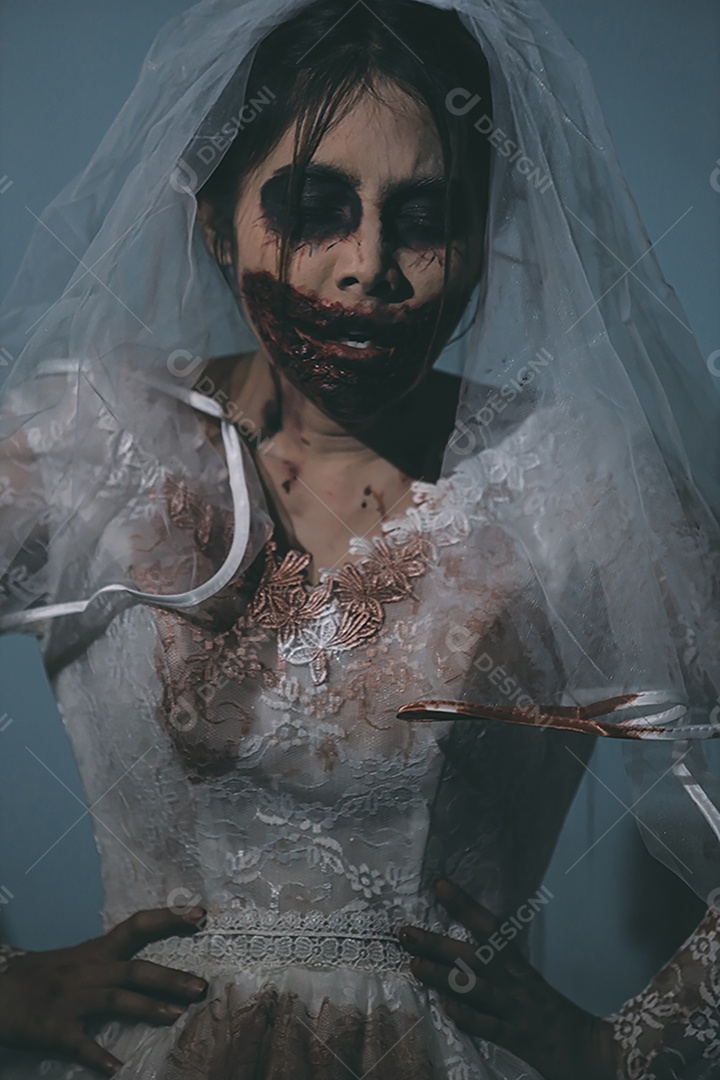 O retrato da mulher asiática compõe a morte da noiva fantasma e o sangue, o horror é a cena de terror assustador da escuridão para o fundo, conceito do festival de Halloween.