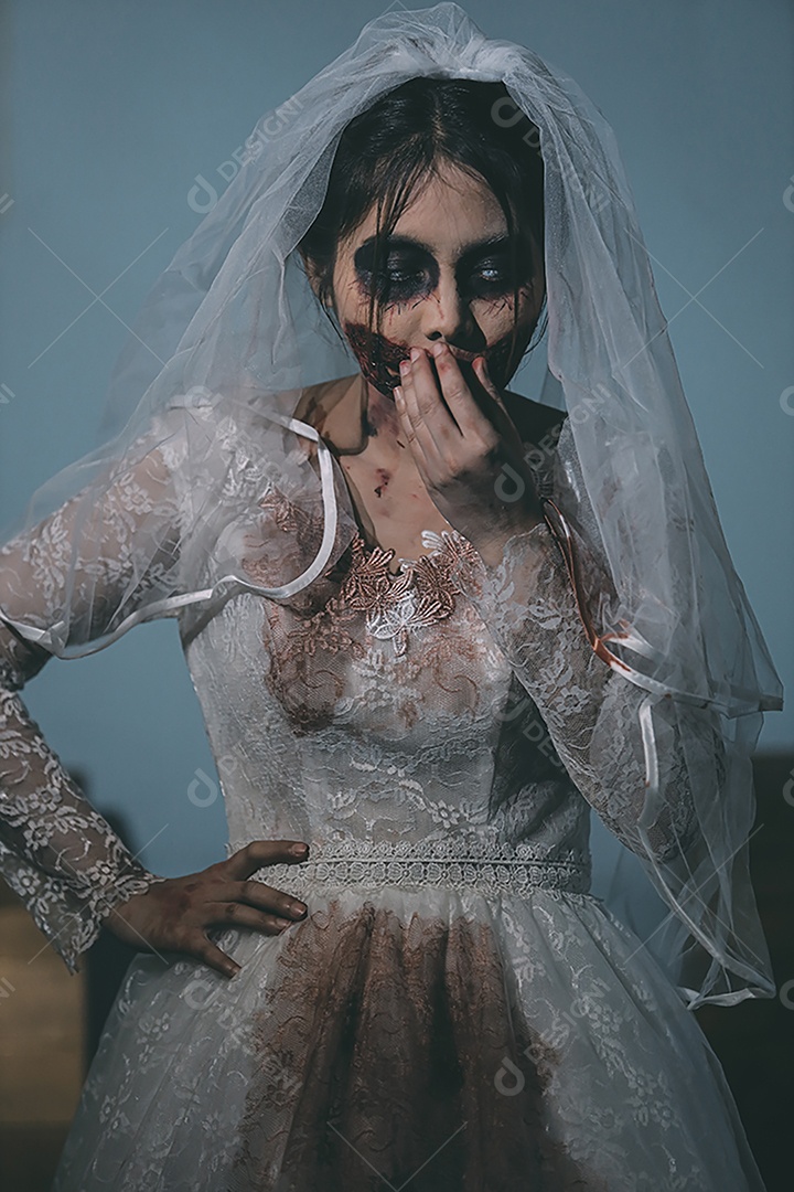 O retrato da mulher asiática compõe a morte da noiva fantasma e o sangue, o horror é a cena de terror assustador da escuridão para o fundo, conceito do festival de Halloween.