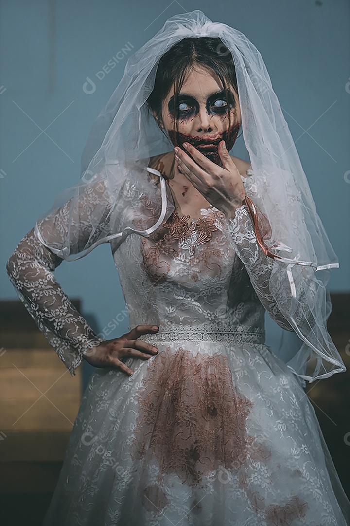 O retrato da mulher asiática compõe a morte da noiva fantasma e o sangue, o horror é a cena de terror assustador da escuridão para o fundo, conceito do festival de Halloween.