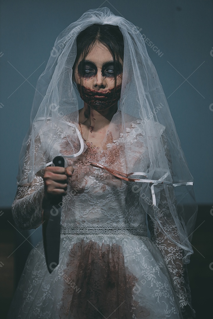 O retrato da mulher asiática compõe a morte da noiva fantasma e o sangue, o horror é a cena de terror assustador da escuridão para o fundo, conceito do festival de Halloween.
