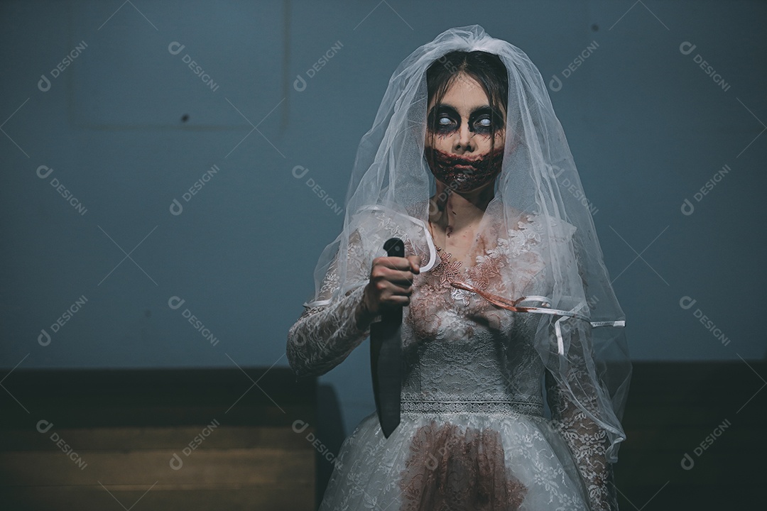 O retrato da mulher asiática compõe a morte da noiva fantasma e o sangue, o horror é a cena de terror assustador da escuridão para o fundo, conceito do festival de Halloween.