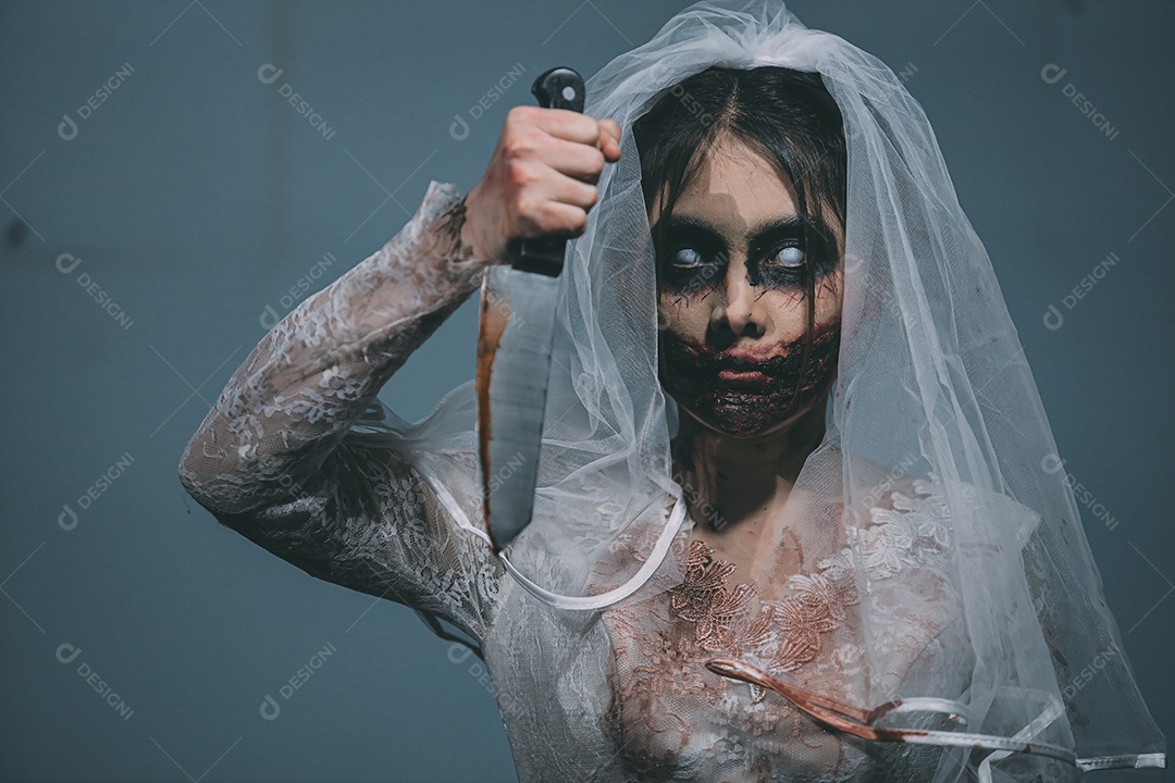 O retrato da mulher asiática compõe a morte da noiva fantasma e o sangue, o horror é a cena de terror assustador da escuridão para o fundo, conceito do festival de Halloween.