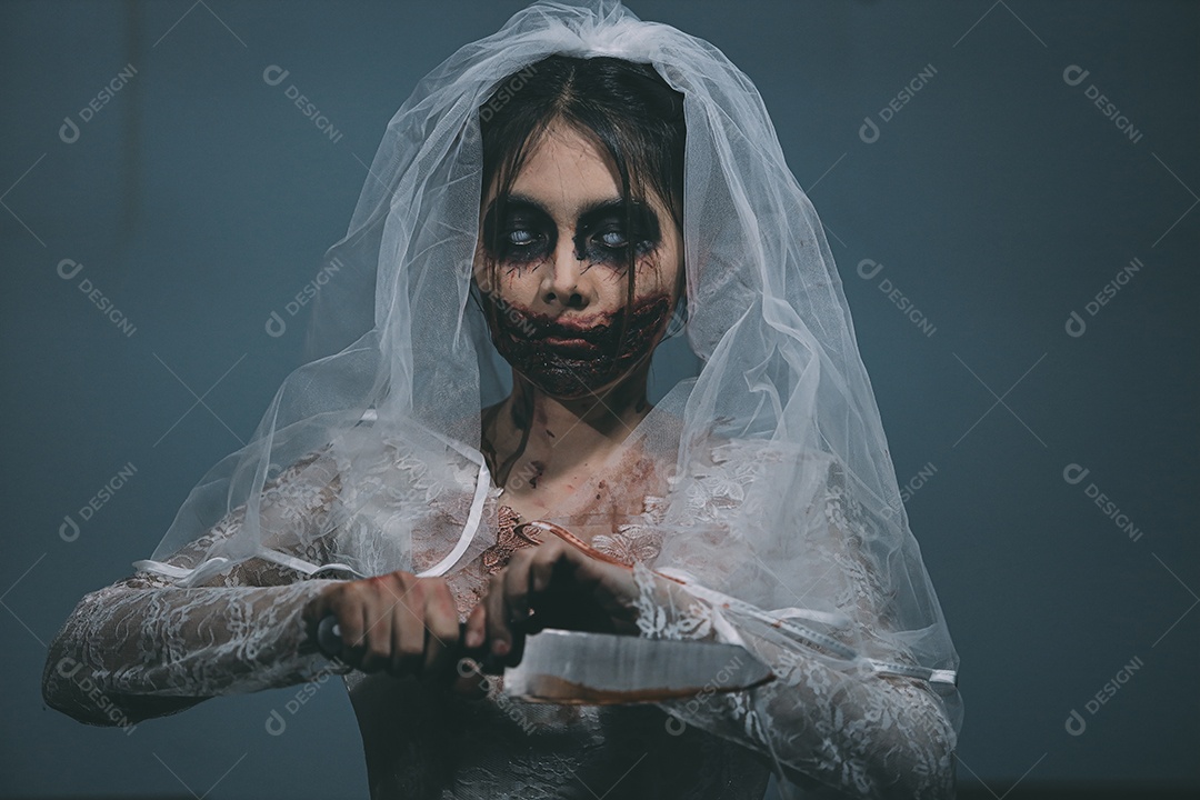 O retrato da mulher asiática compõe a morte da noiva fantasma e o sangue, o horror é a cena de terror assustador da escuridão para o fundo, conceito do festival de Halloween.
