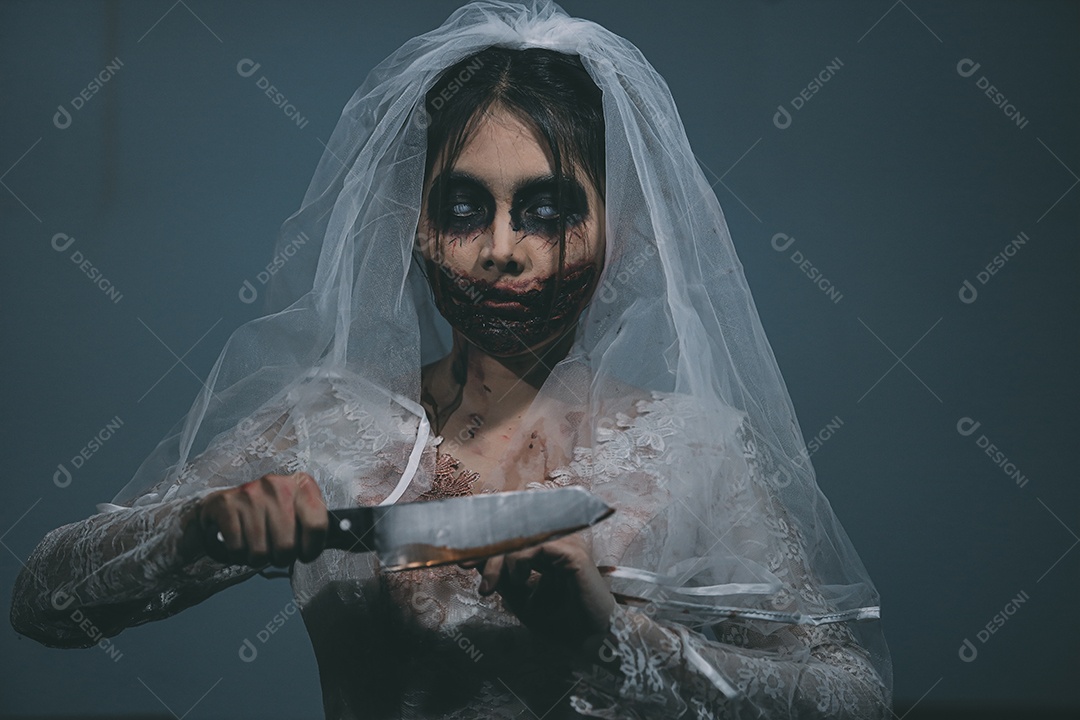 O retrato da mulher asiática compõe a morte da noiva fantasma e o sangue, o horror é a cena de terror assustador da escuridão para o fundo, conceito do festival de Halloween.