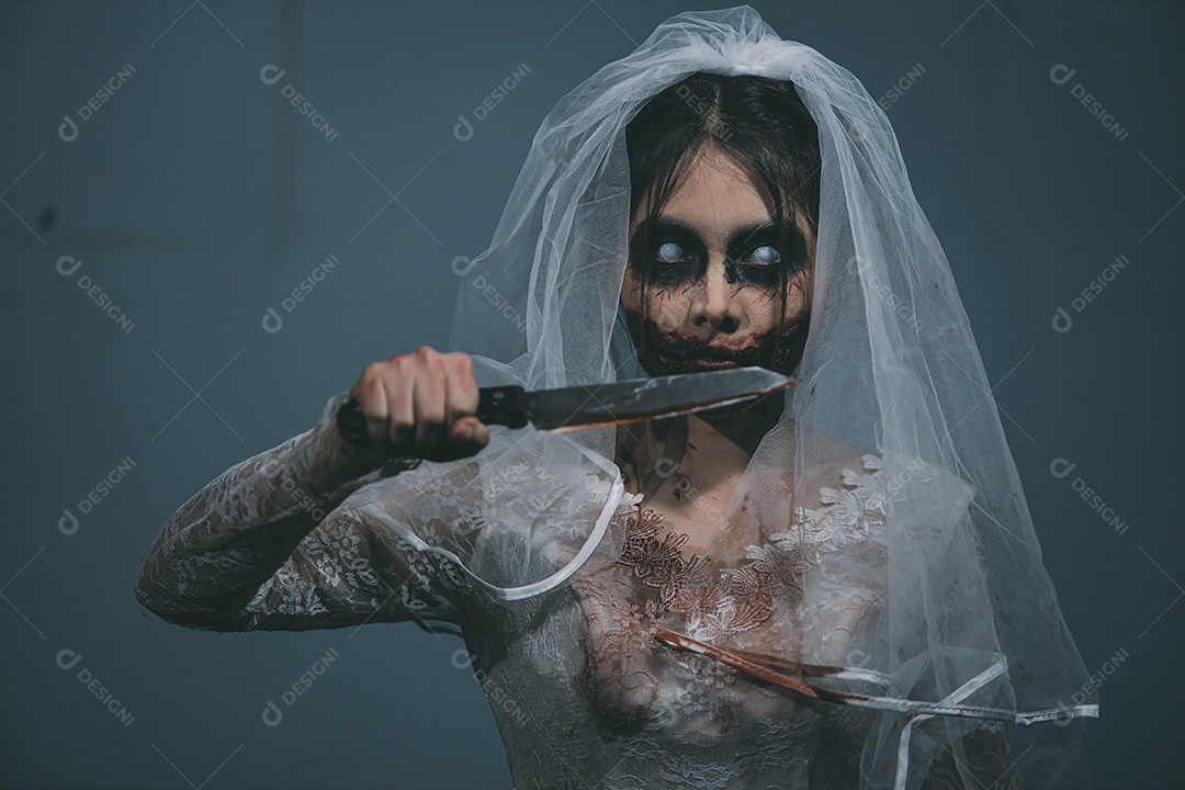 O retrato da mulher asiática compõe a morte da noiva fantasma e o sangue, o horror é a cena de terror assustador da escuridão para o fundo, conceito do festival de Halloween.