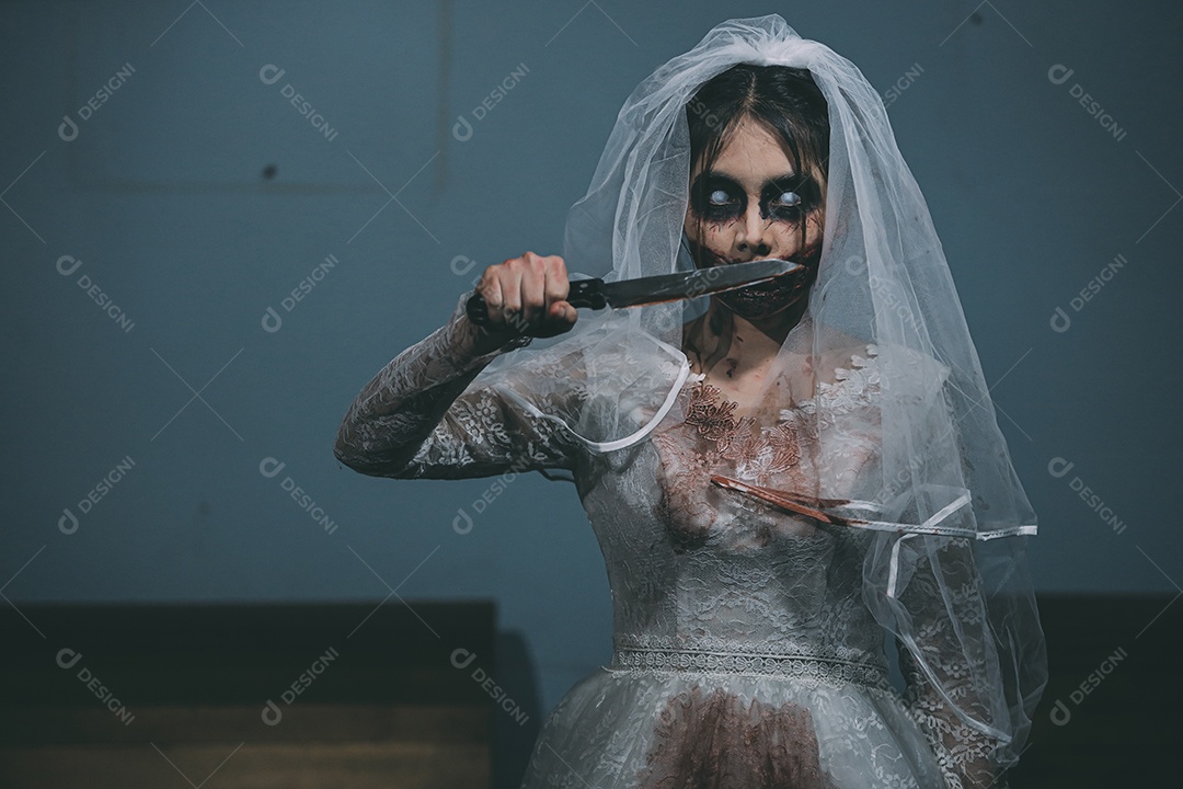 O retrato da mulher asiática compõe a morte da noiva fantasma e o sangue, o horror é a cena de terror assustador da escuridão para o fundo, conceito do festival de Halloween.