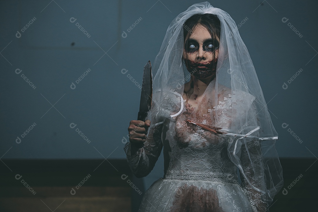 O retrato da mulher asiática compõe a morte da noiva fantasma e o sangue, o horror é a cena de terror assustador da escuridão para o fundo, conceito do festival de Halloween.