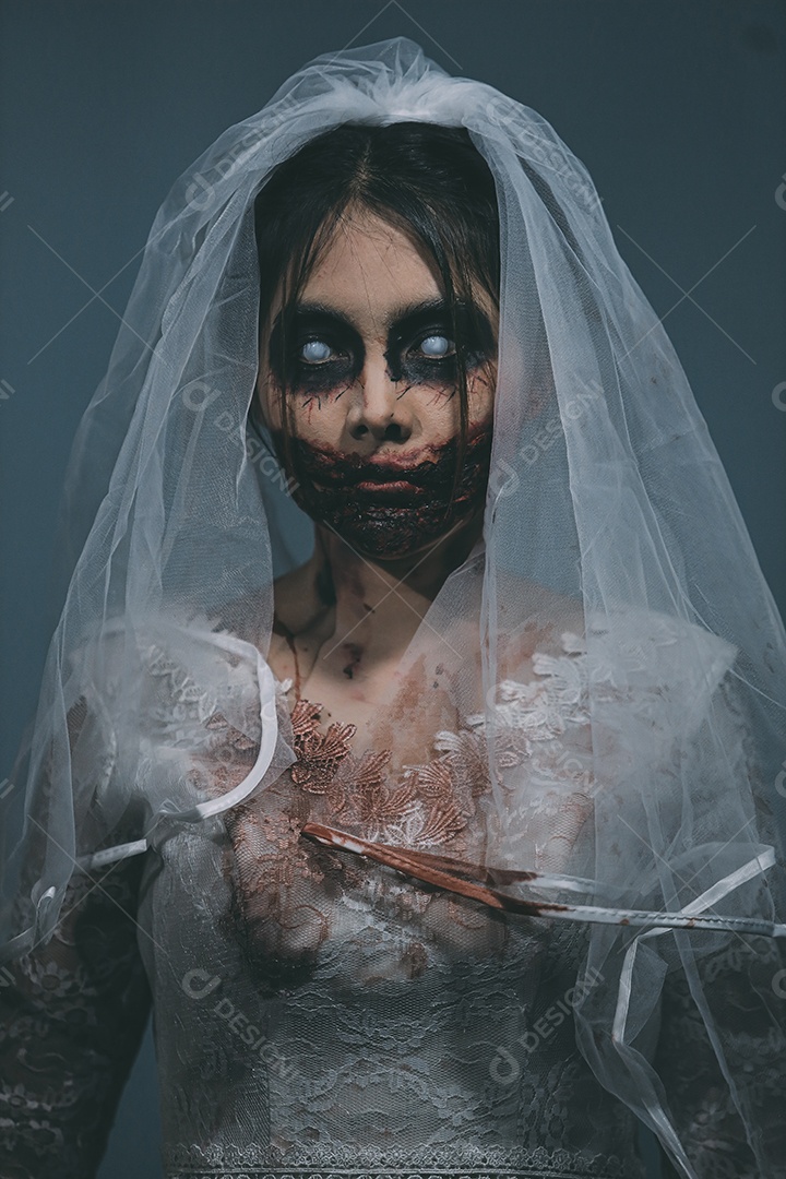O retrato da mulher asiática compõe a morte da noiva fantasma e o sangue, o horror é a cena de terror assustador da escuridão para o fundo, conceito do festival de Halloween.