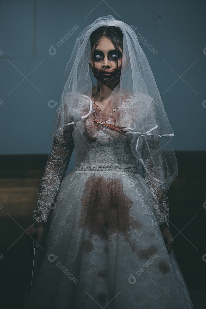 O retrato da mulher asiática compõe a morte da noiva fantasma e o sangue, o horror é a cena de terror assustador da escuridão para o fundo, conceito do festival de Halloween.