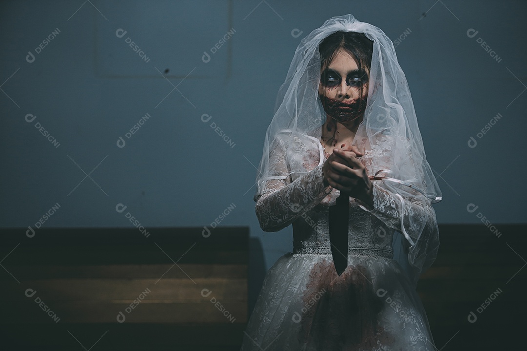 O retrato da mulher asiática compõe a morte da noiva fantasma e o sangue, o horror é a cena de terror assustador da escuridão para o fundo, conceito do festival de Halloween.
