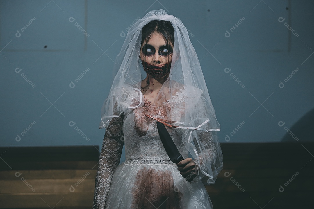 O retrato da mulher asiática compõe a morte da noiva fantasma e o sangue, o horror é a cena de terror assustador da escuridão para o fundo, conceito do festival de Halloween.