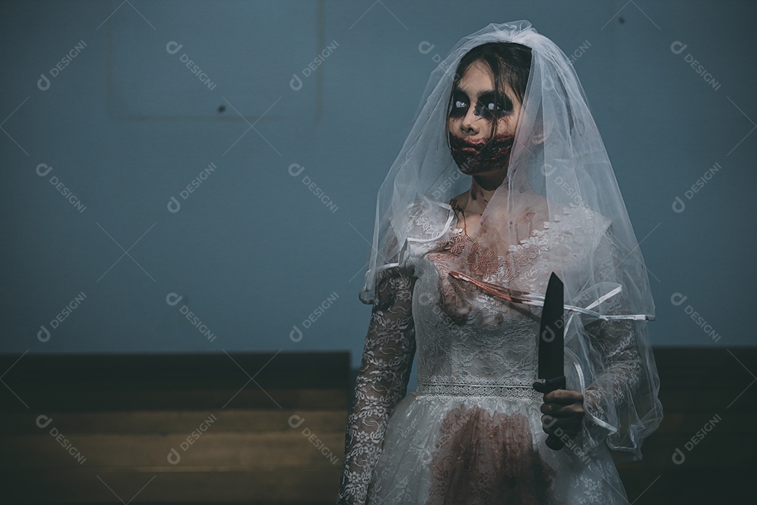 O retrato da mulher asiática compõe a morte da noiva fantasma e o sangue, o horror é a cena de terror assustador da escuridão para o fundo, conceito do festival de Halloween.