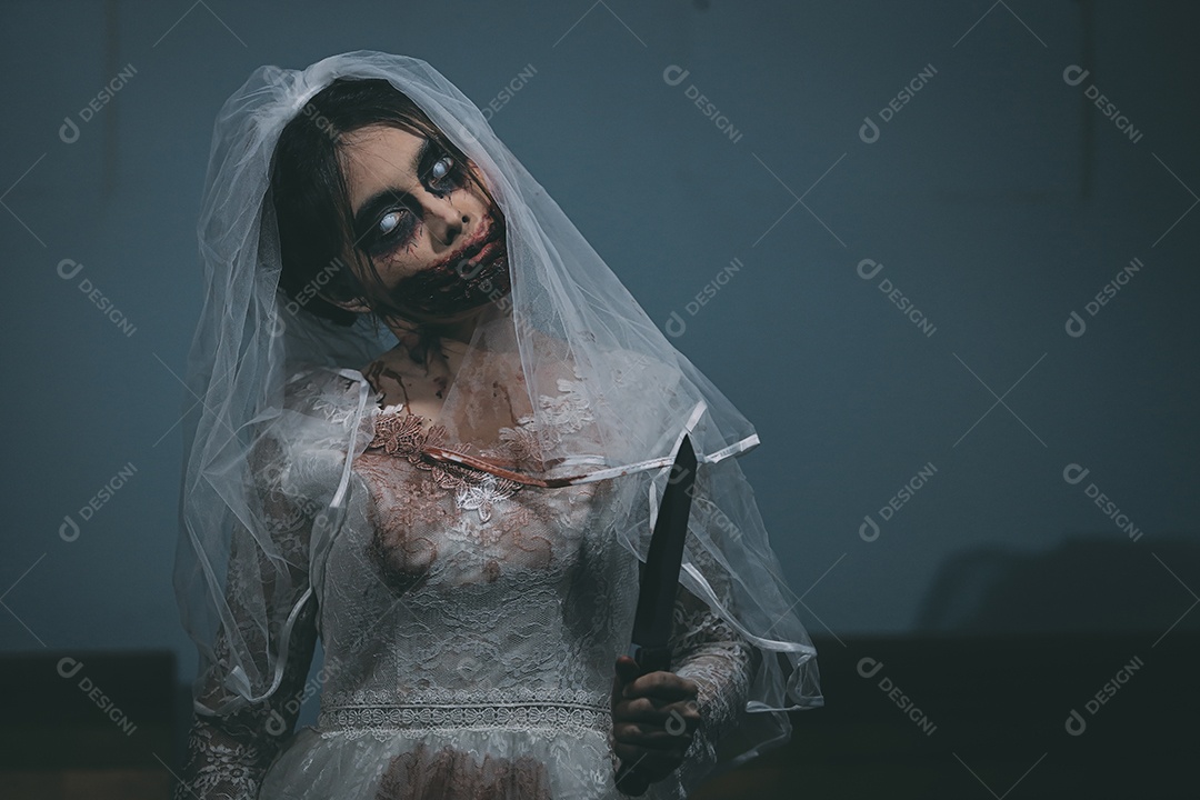 O retrato da mulher asiática compõe a morte da noiva fantasma e o sangue, o horror é a cena de terror assustador da escuridão para o fundo, conceito do festival de Halloween.