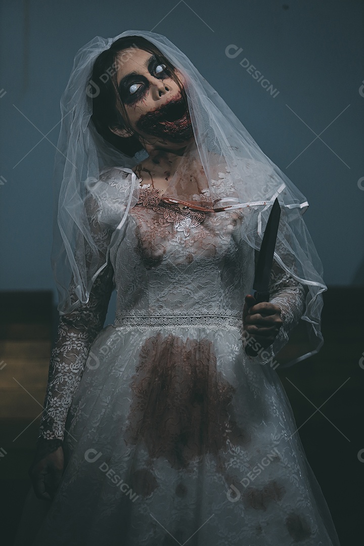 O retrato da mulher asiática compõe a morte da noiva fantasma e o sangue, o horror é a cena de terror assustador da escuridão para o fundo, conceito do festival de Halloween.