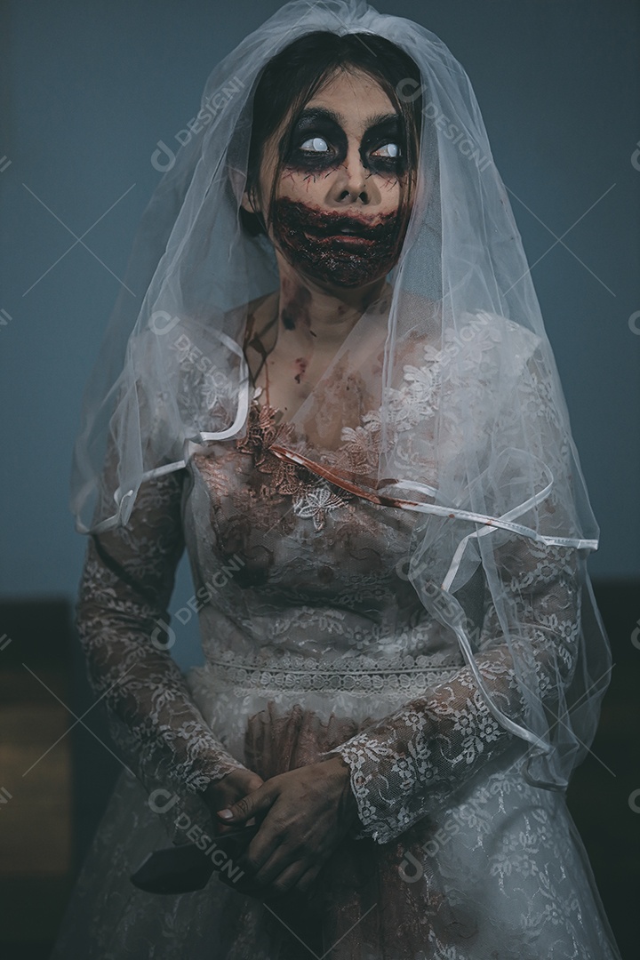 O retrato da mulher asiática compõe a morte da noiva fantasma e o sangue, o horror é a cena de terror assustador da escuridão para o fundo, conceito do festival de Halloween.