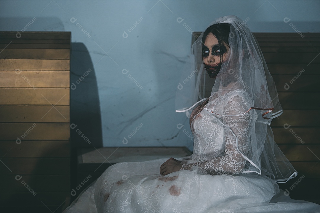 O retrato da mulher asiática compõe a morte da noiva fantasma e o sangue, o horror é a cena de terror assustador da escuridão para o fundo, conceito do festival de Halloween.