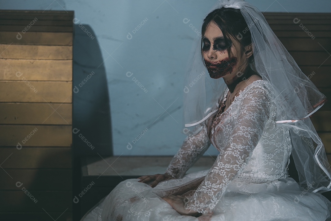 O retrato da mulher asiática compõe a morte da noiva fantasma e o sangue, o horror é a cena de terror assustador da escuridão para o fundo, conceito do festival de Halloween.